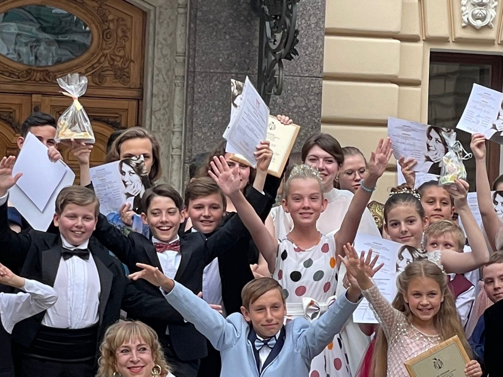 Член "золотого фонда" Главной детской Премии Челябинской области для юных талантов в области искусства «Андрюша-2022» Архипова Валерия приняла участие в lX Международном конкурсе юных вокалистов Елены Образцовой в Санкт-Петербурге!