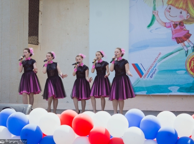 Защищаем и поздравляем детей!