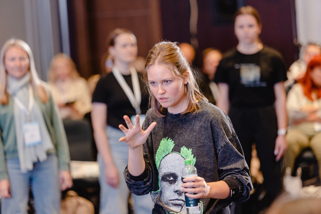 Педагог по актерскому мастерству Арина Жаркова.jpg