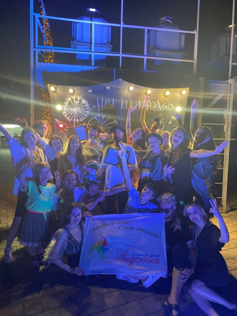 Коллектив после награждения на сцене фестиваля.jpeg